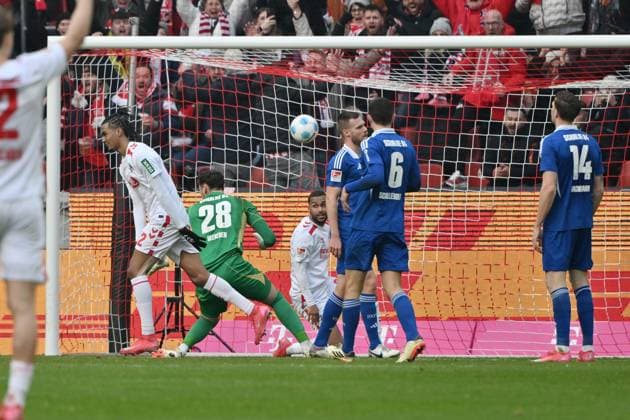 Damion Downs (1.FC Koeln), li., erzielt das Tor zum 1:0 09.02.2025, Fussball 2. Bundesliga, 21. Spieltag, Saison 2024 2025 1. FC Köln - FC Schalke 04 Koeln Rhein Energie Stadion Nordrhein Westfalen Deutschland