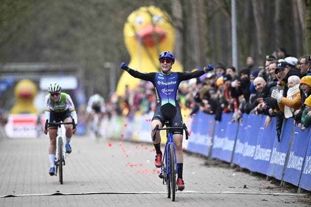 Radsport, Cyclocross, Krawatencross in Lille Dutch Lucinda Brand celebrates as she crosses the finish line to win the women s elite race of the Krawatencross cyclocross in Lille, stage 7 (out of 8) in the X2O Trofee Veldrijden competition, Sunday 09 February 2025. JASPERxJACOBS  x112072437x