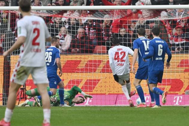 Damion Downs (1.FC Koeln), mi., erzielt das Tor zum 1:0 09.02.2025, Fussball 2. Bundesliga, 21. Spieltag, Saison 2024 2025 1. FC Köln - FC Schalke 04 Koeln Rhein Energie Stadion Nordrhein Westfalen Deutschland