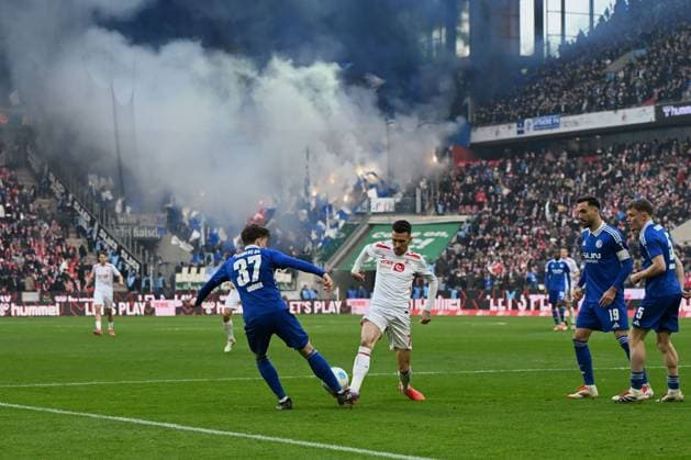 Max Grueger (FC Schalke 04) und Dejan Ljubicic (1. FC Köln) im Zweikampf waehrend des Spiels der 2. Bundesliga zwischen 1. FC Köln und FC Schalke 04 im RheinEnergieStadion am 09. February 2025 in Köln, Deutschland. (Foto von Ralf Treese DeFodi Images) +++ Max Grueger (FC Schalke 04) und Dejan Ljubicic (1. FC Köln) battle for the ball during the 2. Bundesliga match between 1. FC Köln and FC Schalke 04 at RheinEnergieStadion on February 9, 2025 in Cologne, Germany. (Photo by Ralf Treese DeFodi Images) DFB DFL REGULATIONS PROHIBIT ANY USE OF PHOTOGRAPHS AS IMAGE SEQUENCES AND OR QUASI-VIDEO. (Photo by Ralf Treese DeFodi Images) Defodi-521_KOES0420250209_033