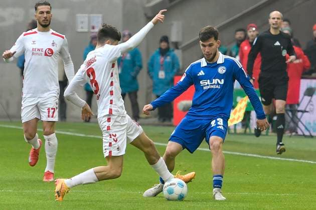 v. li. im Zweikampf Denis Huseinbasic (Koeln 8) Mehmet-Can Ayd?n (Schalke 23) 09.02.2025 Fussball 1. FC Koeln vs FC Schalke 04, Rheinenergiestadion, Koeln, DFB DFL REGULATIONS PROHIBIT ANY USE OF PHOTOGRAPHS AS IMAGE SEQUENCES AND OR QUASI-VIDEO