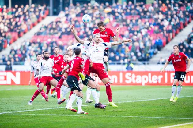 09.02.2025 - Fußball, 2024 2025, 2. Bundesliga, 21. Spieltag, Hannover 96 - Fortuna Düsseldorf 95: (M) Matthias Zimmermann (Düsseldorf) , Fabian Kunze (Hannover) DFL REGULATIONS PROHIBIT ANY USE OF PHOTOGRAPHS AS IMAGE SEQUENCES AND OR QUASI-VIDEO. Hannover Niedersachsen Deutschland Heinz von Heiden Arena