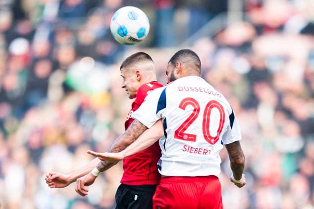 09.02.2025 - Fußball, 2024 2025, 2. Bundesliga, 21. Spieltag, Hannover 96 - Fortuna Düsseldorf 95: (L-R) Nicolo Tresoldi (Hannover), Jamil Siebert (Düsseldorf) DFL REGULATIONS PROHIBIT ANY USE OF PHOTOGRAPHS AS IMAGE SEQUENCES AND OR QUASI-VIDEO. Hannover Niedersachsen Deutschland Heinz von Heiden Arena