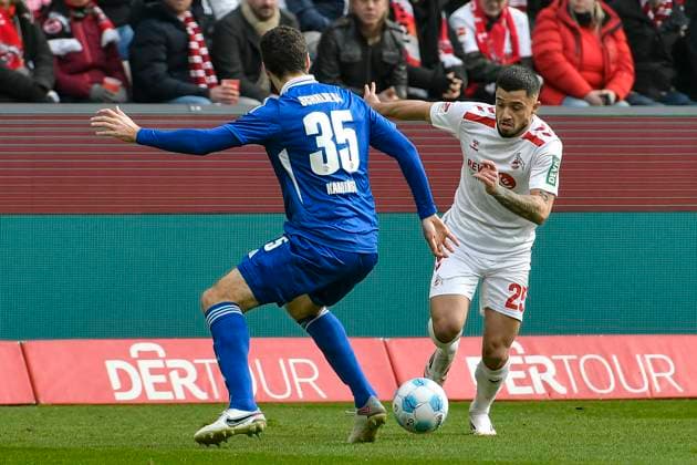 v. li. im Zweikampf Marcin Kaminski (Schalke 35) Jusuf Gazibegovic (Koeln 25) 09.02.2025 Fussball 1. FC Koeln vs FC Schalke 04, Rheinenergiestadion, Koeln, DFB DFL REGULATIONS PROHIBIT ANY USE OF PHOTOGRAPHS AS IMAGE SEQUENCES AND OR QUASI-VIDEO