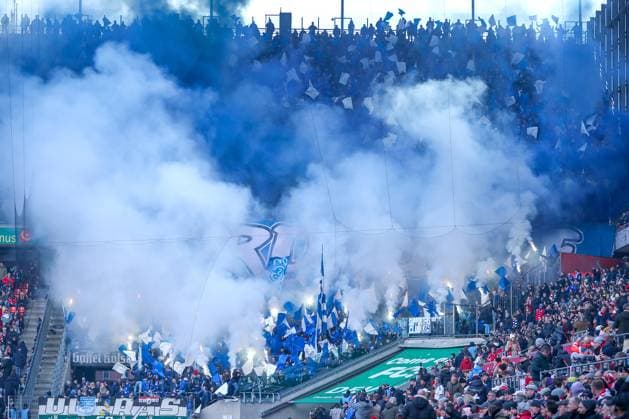 09.02.2025, Fußball, 1. FC Köln - FC Schalke 04, 2.. Fußball Bundesliga, 21. Spieltag, RheinEnergie-STADION, Saison 2024 2025: Die Schalke-Fans Ultras in der Nordkurve zeigen eine Choreografie Choreo und zünden dabei massiv Pyrotechnik Bengalisches Feuer und Rauchkörper. Es kommt zu Nebel und Rauchentwicklung Feature Gästeblock DFB regulations prohibit any use of photographs as image sequences and or quasi-video. Nordrhein-Westfalen Deutschland