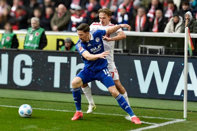 v. li. im Zweikampf Janik Bachmann (Schalke 14) Mathias Olesen (Koeln 47) 09.02.2025 Fussball 1. FC Koeln vs FC Schalke 04, Rheinenergiestadion, Koeln, DFB DFL REGULATIONS PROHIBIT ANY USE OF PHOTOGRAPHS AS IMAGE SEQUENCES AND OR QUASI-VIDEO Copyright: xpepphotox xSaschaxWeizx pep00321, pep_20250209_hm_0226