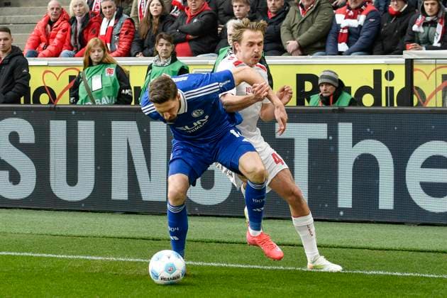 v. li. im Zweikampf Janik Bachmann (Schalke 14) Mathias Olesen (Koeln 47) 09.02.2025 Fussball 1. FC Koeln vs FC Schalke 04, Rheinenergiestadion, Koeln, DFB DFL REGULATIONS PROHIBIT ANY USE OF PHOTOGRAPHS AS IMAGE SEQUENCES AND OR QUASI-VIDEO