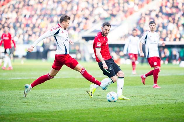 09.02.2025 - Fußball, 2024 2025, 2. Bundesliga, 21. Spieltag, Hannover 96 - Fortuna Düsseldorf 95: (L-R) Jona Niemiec (Düsseldorf), Boris Tomiak (Hannover) DFL REGULATIONS PROHIBIT ANY USE OF PHOTOGRAPHS AS IMAGE SEQUENCES AND OR QUASI-VIDEO. Hannover Niedersachsen Deutschland Heinz von Heiden Arena