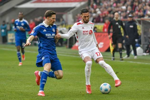 v. li. im Zweikampf Janik Bachmann (Schalke 14) Leart Paçarada (Koeln 17) 09.02.2025 Fussball 1. FC Koeln vs FC Schalke 04, Rheinenergiestadion, Koeln, DFB DFL REGULATIONS PROHIBIT ANY USE OF PHOTOGRAPHS AS IMAGE SEQUENCES AND OR QUASI-VIDEO