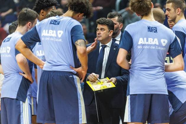 09.02.25, Berlin, Basketball, 1. Bundesliga, easyCredit BBL, Hauptrunde, 20.Spieltag, Uber Arena: ALBA BERLIN - Veolia Towers Hamburg. Headcoach Israel Gonzalez von Alba Berlin bespricht sich mit seiner Mannschaft. ALBA BERLIN - Veolia Towers Hamburg