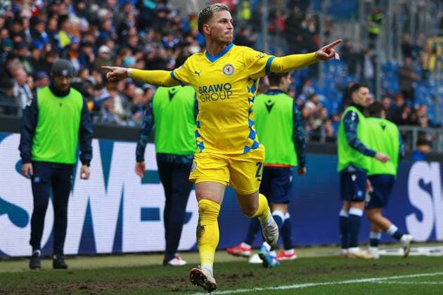 09.02.2025, xrekx, Fussball 2.Bundesliga, Karlsruher SC - Eintracht Braunschweig v.l. Torjubel nach dem Tor zum celebrating the goal celebrate durch Lino Tempelmann (Eintracht Braunschweig) zum 2:0 (DFL DFB REGULATIONS PROHIBIT ANY USE OF PHOTOGRAPHS as IMAGE SEQUENCES and or QUASI-VIDEO) Karlsruhe