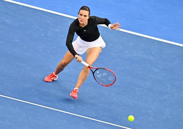 WTA, Tennis Damen QATAR OPEN TENNIS TOURNAMENT FIRST ROUND Maria Sakkari of Greece competes in her 1st round match against Elena-Gabriela Ruse of Romania during the WTA Qatar TotalEnergies Open 2025 tennis tournament at the Khalifa International Tennis Complex in Doha, Qatar, on February 09, 2025. Copyright: xNOUSHADx