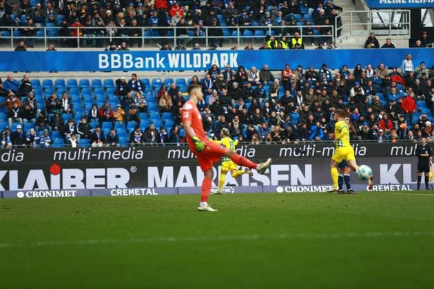 09.02.2025, xrekx, Fussball 2.Bundesliga, Karlsruher SC - Eintracht Braunschweig v.l. Torjubel nach dem Tor zum celebrating the goal celebrate durch Lino Tempelmann (Eintracht Braunschweig) zum 2:0 (DFL DFB REGULATIONS PROHIBIT ANY USE OF PHOTOGRAPHS as IMAGE SEQUENCES and or QUASI-VIDEO) Karlsruhe