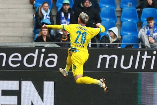 Sport Bilder des Tages 09.02.2025, xrekx, Fussball 2.Bundesliga, Karlsruher SC - Eintracht Braunschweig v.l. Torjubel nach dem Tor zum celebrating the goal celebrate durch Lino Tempelmann (Eintracht Braunschweig) zum 2:0 (DFL DFB REGULATIONS PROHIBIT ANY USE OF PHOTOGRAPHS as IMAGE SEQUENCES and or QUASI-VIDEO) Karlsruhe
