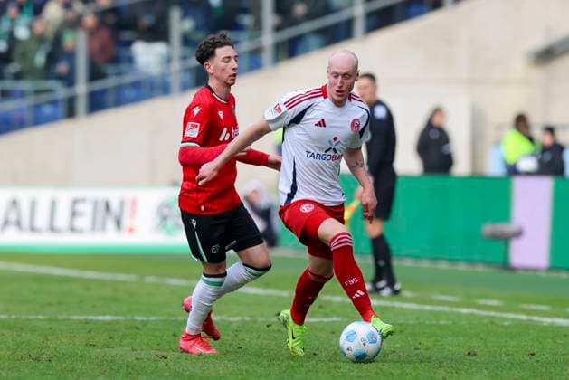 Jannik Rochelt (Hannover 96) und Valgeir Lunddal (Fortuna Duesseldorf) kaempfen um den Ball, 2. Bundesliga, Hannover 96 vs Fortuna Düsseldorf, Heinz von Heiden Arena am 09. February 2025 in Hannover, Deutschland. (Foto von Marco Steinbrenner DeFodi Images) Jannik Rochelt (Hannover 96) und Valgeir Lunddal (Fortuna Duesseldorf) battle for the ball, 2. Bundesliga, Hannover 96 vs Fortuna Düsseldorf, Heinz von Heiden Arena, February 9, 2025 in Hanover, Germany. (Photo by Marco Steinbrenner DeFodi Images) DFB DFL REGULATIONS PROHIBIT ANY USE OF PHOTOGRAPHS AS IMAGE SEQUENCES AND OR QUASI-VIDEO. Defodi-700_hann_dus_20250209_038