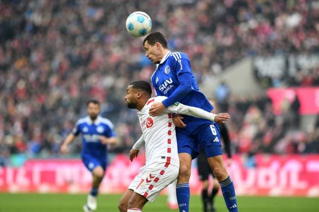 Linton Maina (1. FC Koeln) und Ron Schallenberg (FC Schalke 04) im Zweikampf waehrend des Spiels der 2. Bundesliga zwischen 1. FC Köln und FC Schalke 04 im RheinEnergieStadion am 09. February 2025 in Köln, Deutschland. (Foto von Ralf Treese DeFodi Images) +++ Linton Maina (1. FC Koeln) und Ron Schallenberg (FC Schalke 04) battle for the ball during the 2. Bundesliga match between 1. FC Köln and FC Schalke 04 at RheinEnergieStadion on February 9, 2025 in Cologne, Germany. (Photo by Ralf Treese DeFodi Images) DFB DFL REGULATIONS PROHIBIT ANY USE OF PHOTOGRAPHS AS IMAGE SEQUENCES AND OR QUASI-VIDEO. (Photo by Ralf Treese DeFodi Images) Defodi-521_KOES0420250209_047
