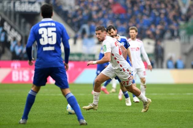 Imad Rondic (1. FC Koeln) in Aktion, am Ball, Einzelaktion waehrend des Spiels der 2. Bundesliga zwischen 1. FC Köln und FC Schalke 04 im RheinEnergieStadion am 09. February 2025 in Köln, Deutschland. (Foto von Ralf Treese DeFodi Images) +++ Imad Rondic (1. FC Koeln) controls the ball during the 2. Bundesliga match between 1. FC Köln and FC Schalke 04 at RheinEnergieStadion on February 9, 2025 in Cologne, Germany. (Photo by Ralf Treese DeFodi Images) DFB DFL REGULATIONS PROHIBIT ANY USE OF PHOTOGRAPHS AS IMAGE SEQUENCES AND OR QUASI-VIDEO. (Photo by Ralf Treese DeFodi Images) Defodi-521_KOES0420250209_048