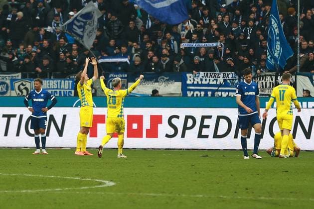 09.02.2025, xrekx, Fussball 2.Bundesliga, Karlsruher SC - Eintracht Braunschweig v.l. Mannschaft, Spieler, jubeln nach Spielende, Team, Player, celebrate at the end of the match Braunschweig (DFL DFB REGULATIONS PROHIBIT ANY USE OF PHOTOGRAPHS as IMAGE SEQUENCES and or QUASI-VIDEO) Karlsruhe