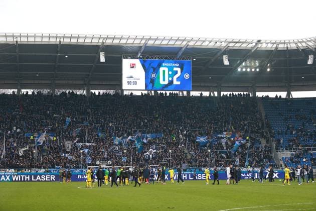 09.02.2025, xrekx, Fussball 2.Bundesliga, Karlsruher SC - Eintracht Braunschweig v.l. Mannschaft, Spieler, jubeln nach Spielende, Team, Player, celebrate at the end of the match Braunschweig (DFL DFB REGULATIONS PROHIBIT ANY USE OF PHOTOGRAPHS as IMAGE SEQUENCES and or QUASI-VIDEO) Karlsruhe