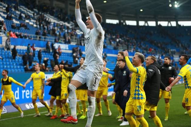 09.02.2025, xrekx, Fussball 2.Bundesliga, Karlsruher SC - Eintracht Braunschweig v.l. Mannschaft, Spieler, jubeln nach Spielende, Team, Player, celebrate at the end of the match Braunschweig (DFL DFB REGULATIONS PROHIBIT ANY USE OF PHOTOGRAPHS as IMAGE SEQUENCES and or QUASI-VIDEO) Karlsruhe