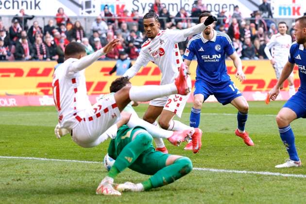 DOWNS Damion Team 1.FC Koeln Tor zum 1 : 0 gegen Torwart HEEKEREN Justin DFL 2. Bundesliga Saison 2024 - 2025 Spiel 1.FC Koeln - FC Schalke 04 1 : 0 am 09.02. 2025 in Koeln