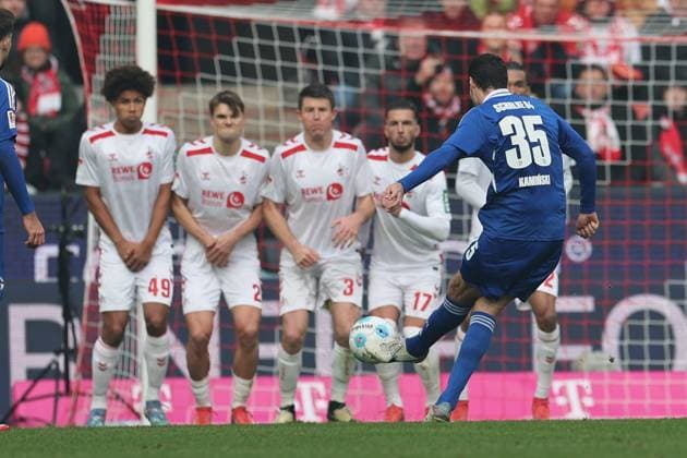 Sport Themen der Woche KW06 Sport Bilder des Tages GER, 2.FBL, 1. FC Koeln vs. FC Schalke 04 09.02.2025, Rheinenergie Stadion, Koeln, GER, 2.FBL, 1. FC Koeln vs. FC Schalke 04, im Bild: Freistoß Marcin KamiÅ ski (Schalke 35), gegen Koeln *** GER, 2 FBL, 1 FC Koeln vs FC Schalke 04 09 02 2025, Rheinenergie Stadion, Koeln, GER, 2 FBL, 1 FC Koeln vs FC Schalke 04, in the picture free kick Marcin KamiÅ ski Schalke 35 , vs Koeln nordphotoxGmbHx xMeuter nph00351