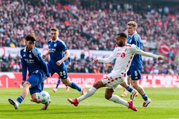 2. Fußball Bundesliga: 1. FC Köln - FC Schalke 04; 09.02.2025 Zweikampf Mehmen Can Aydin (Schalke 04, 23), Linton Maina (1. FC Köln, 37) 2. Fußball Bundesliga, 1. FC Köln - FC Schalke 04, Köln, Rheinenergiestadion am 09.02.2025 DFL REGULATIONS PROHIBIT ANY USE OF PHOTOGRAPHS AS IMAGE SEQUENCES AND OR QUASI-VIDEO.