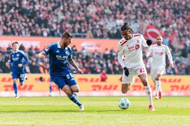 2. Fußball Bundesliga: 1. FC Köln - FC Schalke 04; 09.02.2025 Zweikampf Tomas Kalas (FC Schalke 04, 26), Damion Downs (1. FC Köln, 42) 2. Fußball Bundesliga, 1. FC Köln - FC Schalke 04, Köln, Rheinenergiestadion am 09.02.2025 DFL REGULATIONS PROHIBIT ANY USE OF PHOTOGRAPHS AS IMAGE SEQUENCES AND OR QUASI-VIDEO.