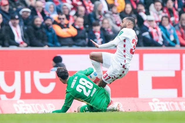 2. Fußball Bundesliga: 1. FC Köln - FC Schalke 04; 09.02.2025 Zweikampf Justin Heekeren (FC Schalke 04, 28), Linton Maina (1. FC Köln, 37) 2. Fußball Bundesliga, 1. FC Köln - FC Schalke 04, Köln, Rheinenergiestadion am 09.02.2025 DFL REGULATIONS PROHIBIT ANY USE OF PHOTOGRAPHS AS IMAGE SEQUENCES AND OR QUASI-VIDEO.