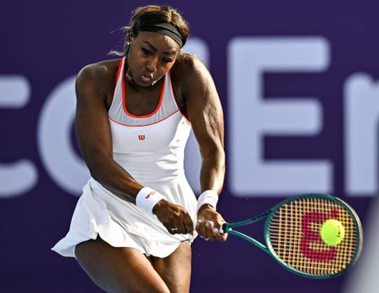 (250209) -- DOHA, Feb. 9, 2025 -- Alycia Parks hits a return during the first round of WTA, Tennis Damen Qatar Open tennis tournament match between Alycia Parks of the United States and Diana Shnaider of Russia at the Khalifa International Tennis Complex in Doha, Qatar, on Feb. 9, 2025. (Photo by Xinhua) (SP)QATAR-DOHA-WTA QATAR OPEN 2025 Nikku 