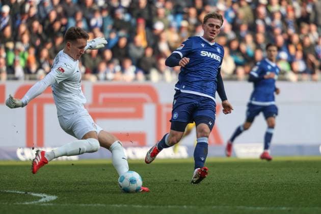 Mikkel Kaufmann (Karlsruher SC, 14) presst Ron-Thorben Hoffmann (Eintracht Braunschweig, Torwart 01), Karlsruher SC vs. Eintracht Braunschweig Fussball, 2. Bundesliga, 21. Spieltag, 2024 2025, 09.02.2025, DFL REGULATIONS PROHIBIT ANY USE OF PHOTOGRAPHS AS IMAGE SEQUENCES AND OR QUASI-VIDEO, Karlsruher SC vs. Eintracht Braunschweig Fussball, 2. Bundesliga, 21. Spieltag, 2024 2025, 09.02.2025 Karlsruhe