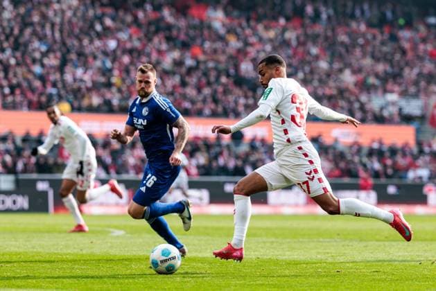 2. Fußball Bundesliga: 1. FC Köln - FC Schalke 04; 09.02.2025 Zweikampf Tomas Kalas (FC Schalke 04, 26), Linton Maina (1. FC Köln, 37) 2. Fußball Bundesliga, 1. FC Köln - FC Schalke 04, Köln, Rheinenergiestadion am 09.02.2025 DFL REGULATIONS PROHIBIT ANY USE OF PHOTOGRAPHS AS IMAGE SEQUENCES AND OR QUASI-VIDEO.