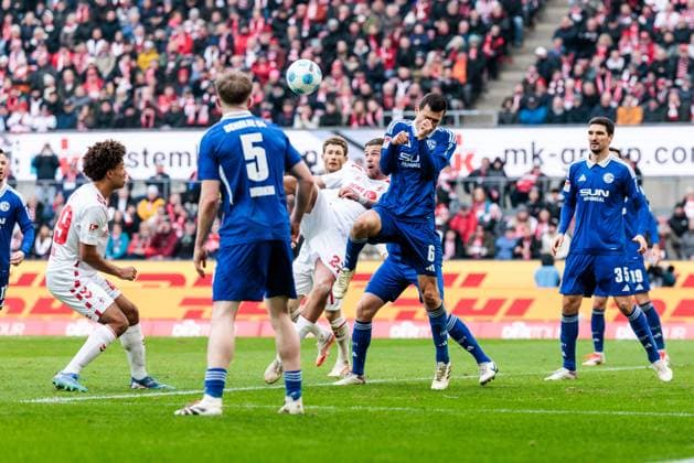 2. Fußball Bundesliga: 1. FC Köln - FC Schalke 04; 09.02.2025 Imad Rondic (1. FC Köln, 27) versucht sich per Fallrückzieher nach Eckstoß gegen Ron Schallenberg (Schalke 04, 6) durchzusetzen 2. Fußball Bundesliga, 1. FC Köln - FC Schalke 04, Köln, Rheinenergiestadion am 09.02.2025 DFL REGULATIONS PROHIBIT ANY USE OF PHOTOGRAPHS AS IMAGE SEQUENCES AND OR QUASI-VIDEO.