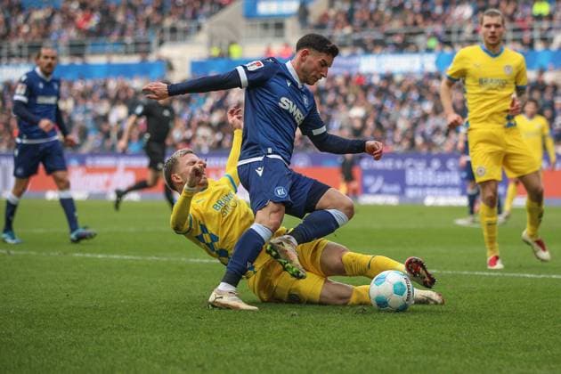 Tackling von Lino Tempelmann (Eintracht Braunschweig, 20) an Marcel Beifus (Karlsruher SC, 04), Karlsruher SC vs. Eintracht Braunschweig Fussball, 2. Bundesliga, 21. Spieltag, 2024 2025, 09.02.2025, DFL REGULATIONS PROHIBIT ANY USE OF PHOTOGRAPHS AS IMAGE SEQUENCES AND OR QUASI-VIDEO, Karlsruher SC vs. Eintracht Braunschweig Fussball, 2. Bundesliga, 21. Spieltag, 2024 2025, 09.02.2025 Karlsruhe