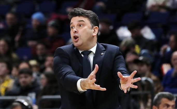 Trainer Israel Gonzales zeigend, gestikulierend Aktion Oberkörper Basketball BBL Bundesliga Herren 20. Spieltag Saison 2024 2025 09.02.2025 ALBA Berlin vs Veolia Towers Hamburg