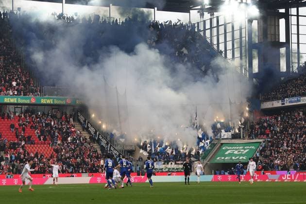 GER, 2.FBL, 1. FC Koeln vs. FC Schalke 04 09.02.2025, Rheinenergie Stadion, Koeln, GER, 2.FBL, 1. FC Koeln vs. FC Schalke 04, im Bild: Schalker Fans zuenden Pyrotechnik
