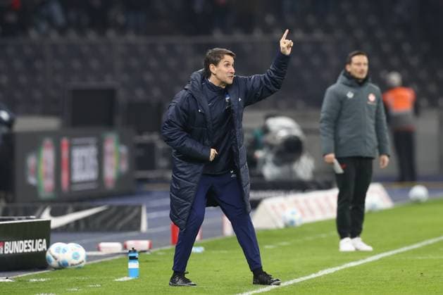 08.02.2025, xtgx, Fussball 2. Bundesliga, Hertha BSC Berlin - 1. FC Kaiserslautern emspor, v.l. Co Trainer Jaime Monroy (Hertha) gibt Anweisungen, gestikuliert mit den Armen, gesticulate, gives instructions (DFL DFB REGULATIONS PROHIBIT ANY USE OF PHOTOGRAPHS as IMAGE SEQUENCES and or QUASI-VIDEO) Berlin *** 08 02 2025, xtgx, Fußball 2 Bundesliga, Hertha BSC Berlin 1 FC Kaiserslautern emspor, v l Co Trainer Jaime Monroy Hertha gives instructions, gesticulates with arms, gesticulate, gives instructions DFL DFB REGULATIONS PROHIBIT ANY USE OF PHOTOGRAPHS as IMAGE SEQUENCES and or QUASI VIDEO Berlin