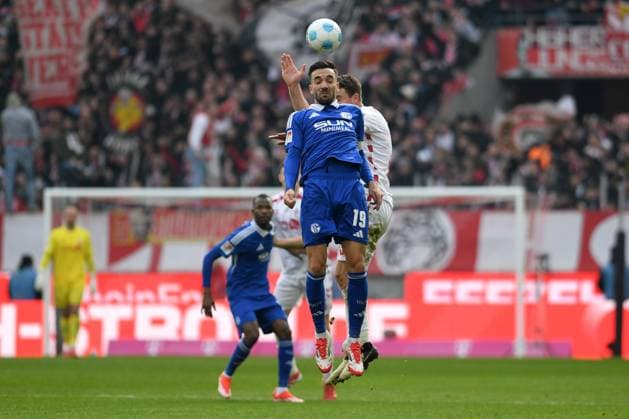 Kenan Karaman (FC Schalke 04) und Dominique Heintz (1. FC Koeln) im Zweikampf waehrend des Spiels der 2. Bundesliga zwischen 1. FC Köln und FC Schalke 04 im RheinEnergieStadion am 09. February 2025 in Köln, Deutschland. (Foto von Ralf Treese DeFodi Images) +++ Kenan Karaman (FC Schalke 04) und Dominique Heintz (1. FC Koeln) battle for the ball during the 2. Bundesliga match between 1. FC Köln and FC Schalke 04 at RheinEnergieStadion on February 9, 2025 in Cologne, Germany. (Photo by Ralf Treese DeFodi Images) DFB DFL REGULATIONS PROHIBIT ANY USE OF PHOTOGRAPHS AS IMAGE SEQUENCES AND OR QUASI-VIDEO. (Photo by Ralf Treese DeFodi Images) Defodi-521_KOES0420250209_079