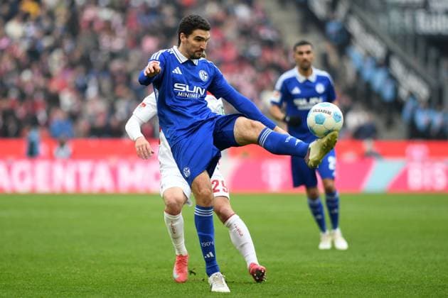Marcin Kaminski (FC Schalke 04) in Aktion, am Ball, Einzelaktion waehrend des Spiels der 2. Bundesliga zwischen 1. FC Köln und FC Schalke 04 im RheinEnergieStadion am 09. February 2025 in Köln, Deutschland. (Foto von Ralf Treese DeFodi Images) +++ Marcin Kaminski (FC Schalke 04) controls the ball during the 2. Bundesliga match between 1. FC Köln and FC Schalke 04 at RheinEnergieStadion on February 9, 2025 in Cologne, Germany. (Photo by Ralf Treese DeFodi Images) DFB DFL REGULATIONS PROHIBIT ANY USE OF PHOTOGRAPHS AS IMAGE SEQUENCES AND OR QUASI-VIDEO. (Photo by Ralf Treese DeFodi Images) Defodi-521_KOES0420250209_087