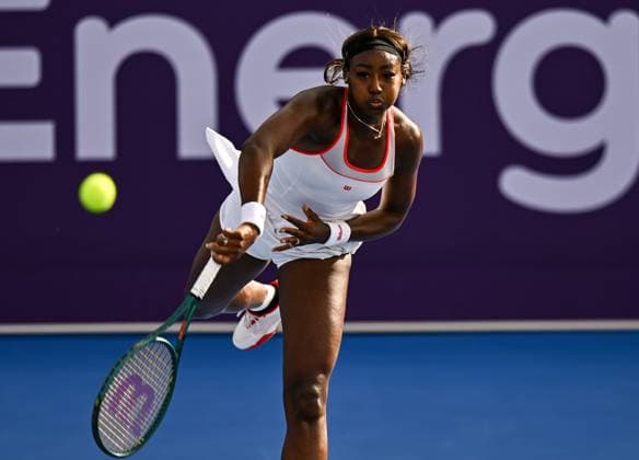 (250209) -- DOHA, Feb. 9, 2025 -- Alycia Parks serves during the first round of WTA, Tennis Damen Qatar Open tennis tournament match between Alycia Parks of the United States and Diana Shnaider of Russia at the Khalifa International Tennis Complex in Doha, Qatar, on Feb. 9, 2025. (Photo by Xinhua) (SP)QATAR-DOHA-WTA QATAR OPEN 2025 Nikku 