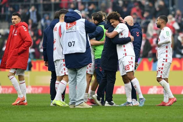 Trainer Gerhard Struber (1. FC Koeln) und Neo Joshua Telle (1. FC Koeln) gestikuliert, gestik waehrend des Spiels der 2. Bundesliga zwischen 1. FC Köln und FC Schalke 04 im RheinEnergieStadion am 09. February 2025 in Köln, Deutschland. (Foto von Ralf Treese DeFodi Images) +++ Trainer Gerhard Struber (1. FC Koeln) und Neo Joshua Telle (1. FC Koeln) gestures during the 2. Bundesliga match between 1. FC Köln and FC Schalke 04 at RheinEnergieStadion on February 9, 2025 in Cologne, Germany. (Photo by Ralf Treese DeFodi Images) DFB DFL REGULATIONS PROHIBIT ANY USE OF PHOTOGRAPHS AS IMAGE SEQUENCES AND OR QUASI-VIDEO. (Photo by Ralf Treese DeFodi Images) Defodi-521_KOES0420250209_092