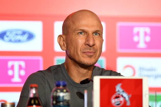 Trainer Gerhard Struber (1. FC Koeln) schaut waehrend des Spiels der 2. Bundesliga zwischen 1. FC Köln und FC Schalke 04 im RheinEnergieStadion am 09. February 2025 in Köln, Deutschland. (Foto von Ralf Treese DeFodi Images) +++ Trainer Gerhard Struber (1. FC Koeln) looks on during the 2. Bundesliga match between 1. FC Köln and FC Schalke 04 at RheinEnergieStadion on February 9, 2025 in Cologne, Germany. (Photo by Ralf Treese DeFodi Images) DFB DFL REGULATIONS PROHIBIT ANY USE OF PHOTOGRAPHS AS IMAGE SEQUENCES AND OR QUASI-VIDEO. (Photo by Ralf Treese DeFodi Images) Defodi-521_KOES0420250209_094