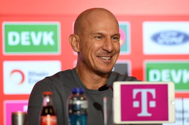 Trainer Gerhard Struber (1. FC Koeln) lacht waehrend des Spiels der 2. Bundesliga zwischen 1. FC Köln und FC Schalke 04 im RheinEnergieStadion am 09. February 2025 in Köln, Deutschland. (Foto von Ralf Treese DeFodi Images) +++ Trainer Gerhard Struber (1. FC Koeln) laughs during the 2. Bundesliga match between 1. FC Köln and FC Schalke 04 at RheinEnergieStadion on February 9, 2025 in Cologne, Germany. (Photo by Ralf Treese DeFodi Images) DFB DFL REGULATIONS PROHIBIT ANY USE OF PHOTOGRAPHS AS IMAGE SEQUENCES AND OR QUASI-VIDEO. (Photo by Ralf Treese DeFodi Images) Defodi-521_KOES0420250209_099