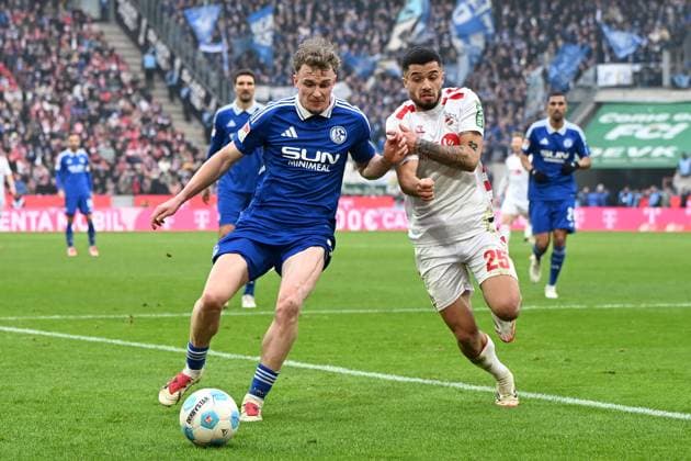 Derry John Murkin (FC Schalke 04) und Jusuf Gazibegovic (1. FC Koeln) im Zweikampf waehrend des Spiels der 2. Bundesliga zwischen 1. FC Köln und FC Schalke 04 im RheinEnergieStadion am 09. February 2025 in Köln, Deutschland. (Foto von Ralf Treese DeFodi Images) +++ Derry John Murkin (FC Schalke 04) und Jusuf Gazibegovic (1. FC Koeln) battle for the ball during the 2. Bundesliga match between 1. FC Köln and FC Schalke 04 at RheinEnergieStadion on February 9, 2025 in Cologne, Germany. (Photo by Ralf Treese DeFodi Images) DFB DFL REGULATIONS PROHIBIT ANY USE OF PHOTOGRAPHS AS IMAGE SEQUENCES AND OR QUASI-VIDEO. (Photo by Ralf Treese DeFodi Images) Defodi-521_KOES0420250209_107