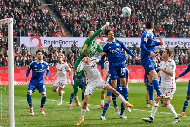 Strafraumszene Justin Heekeren (Schalke 28) vereitelt Torchance Torchance von Denis Huseinbasic (Koeln 8) 09.02.2025 Fussball 1. FC Koeln vs FC Schalke 04, Rheinenergiestadion, Koeln, DFB DFL REGULATIONS PROHIBIT ANY USE OF PHOTOGRAPHS AS IMAGE SEQUENCES AND OR QUASI-VIDEO Copyright: xpepphotox xSaschaxWeizx pep00321, pep_20250209_hm_0304