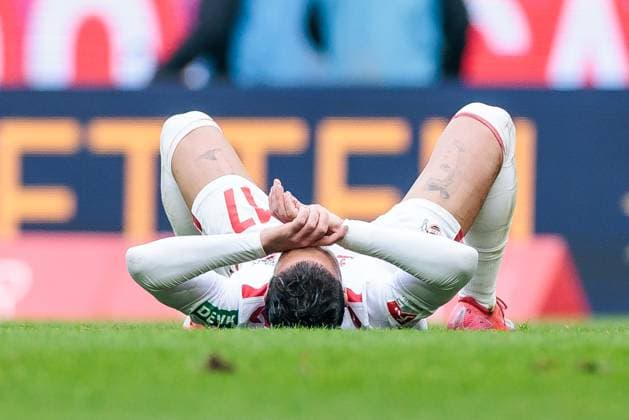2. Fußball Bundesliga: 1. FC Köln - FC Schalke 04; 09.02.2025 Leart Paqarada (1. FC Köln, 17) auf dem Boden nach dem Sieg 2. Fußball Bundesliga, 1. FC Köln - FC Schalke 04, Köln, Rheinenergiestadion am 09.02.2025 DFL REGULATIONS PROHIBIT ANY USE OF PHOTOGRAPHS AS IMAGE SEQUENCES AND OR QUASI-VIDEO.