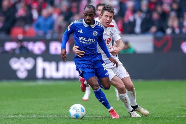 Sport Bilder des Tages 09.02.2025, Fußball, 1. FC Köln - FC Schalke 04, 2.. Fußball Bundesliga, 21. Spieltag, RheinEnergie-STADION, Saison 2024 2025: Christopher Antwi-Adjei (S04 18) im Zweikampf gegen Dominique Heintz (FC Köln 3) DFB regulations prohibit any use of photographs as image sequences and or quasi-video. Nordrhein-Westfalen Deutschland