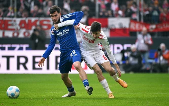 Fussball, Bundesliga, Deutschland, Herren, Saison 2024 2025, 21. Spieltag, Rhein Energie Stadion Köln, 1. FC Köln - FC Schalke 04 1:0; Denis Huseinbasic (KOE), Mehmet Aydin (S04). Aktion
