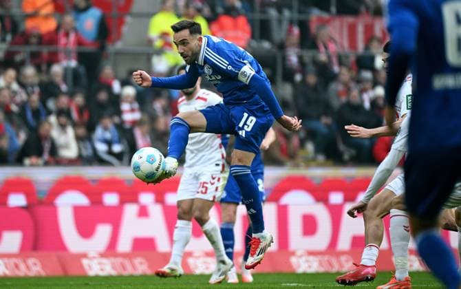 Fussball, Bundesliga, Deutschland, Herren, Saison 2024 2025, 21. Spieltag, Rhein Energie Stadion Köln, 1. FC Köln - FC Schalke 04 1:0; Kenan Karaman (S04). Aktion, Einzelbild.