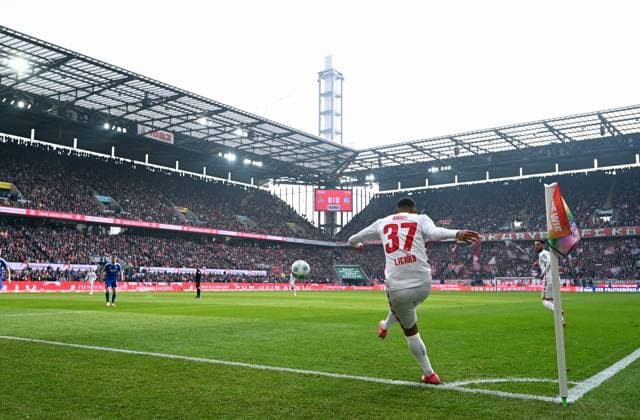 Fussball, Bundesliga, Deutschland, Herren, Saison 2024 2025, 21. Spieltag, Rhein Energie Stadion Köln, 1. FC Köln - FC Schalke 04 1:0; Eckball durch Linton Maina (KOE). Aktion